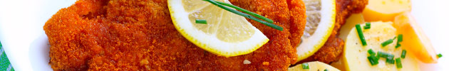 Pinesas (milanesa de ternera o carré a la pizza con papas españolas)