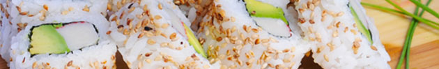 California rolls envueltos en sésamo, masago o ciboulette
